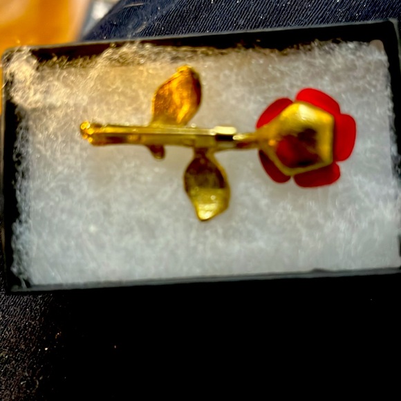 Vintage Gold Flower with a Stunning Rose Pin. - Picture 3 of 6